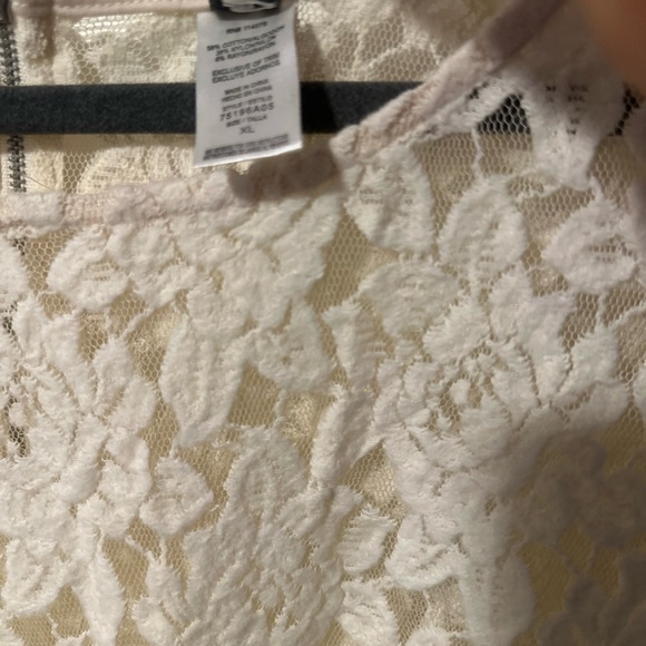 Lace - Picture 4 of 5